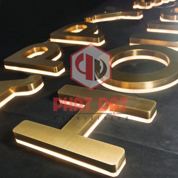 Gia công chữ quảng cáo nhôm có đèn LED hắt sáng chân