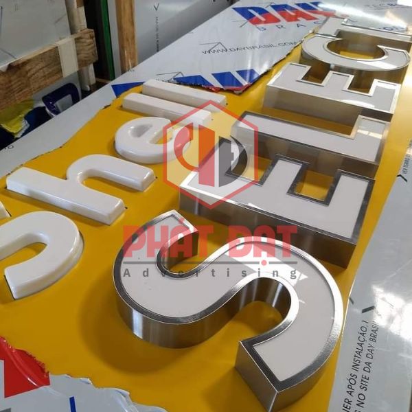 Gia công chữ nhôm lồng mặt mica